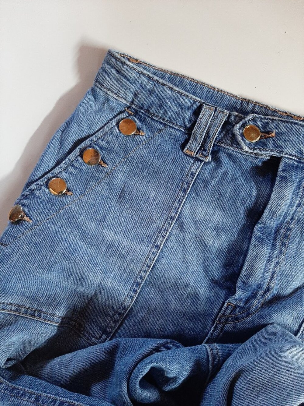 Wide Leg H&M Jeans with Gold Button Closure Pockets